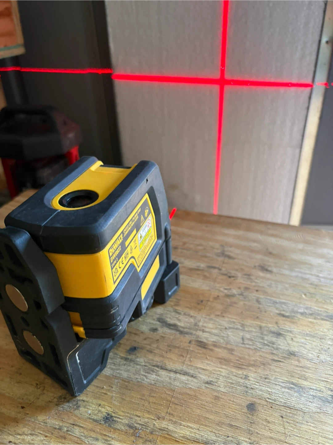 DeWalt DW0822 Cross Line Laser Level - photo 4