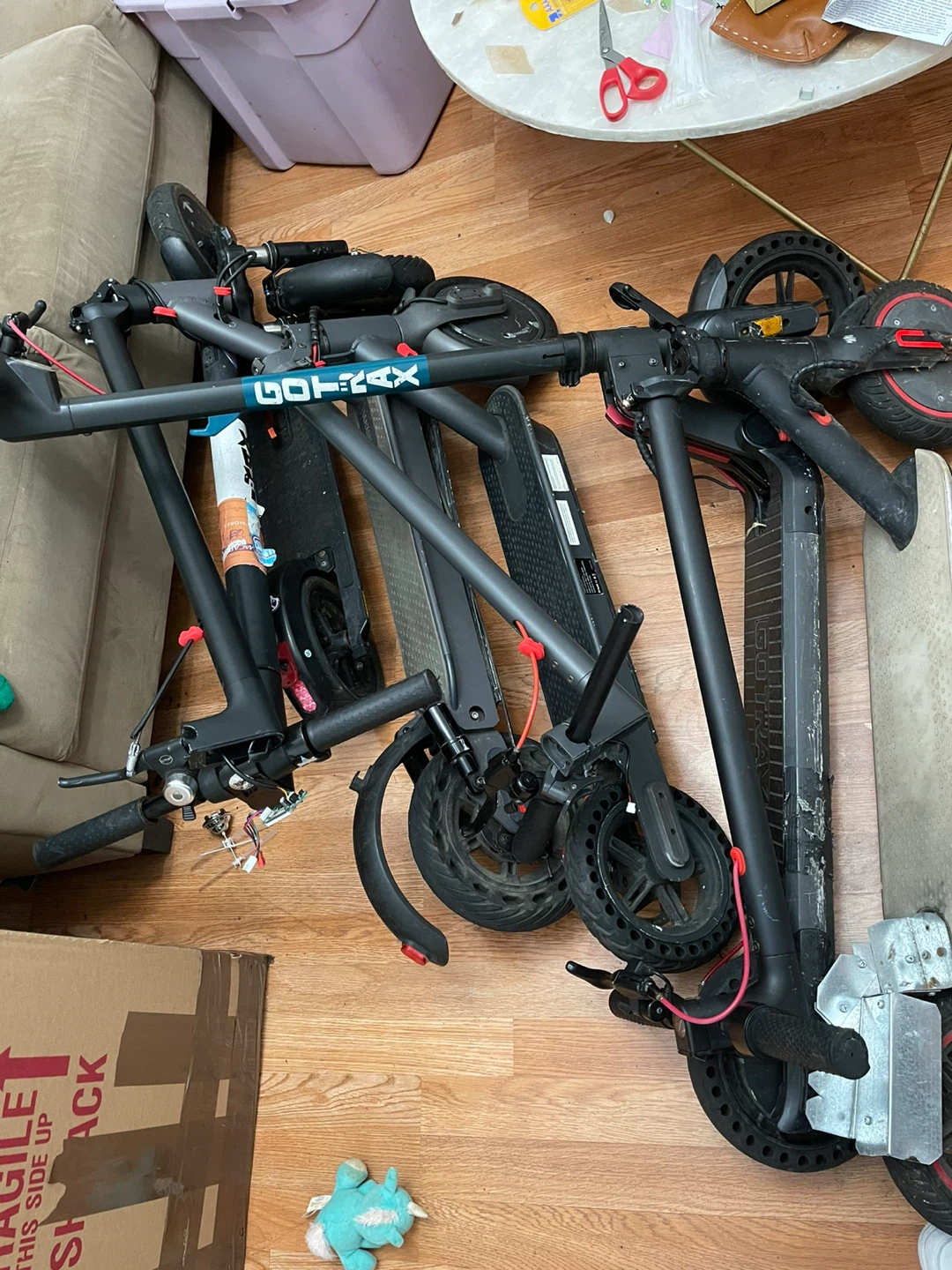 Electric Scooters  for parts or repair (Set of 6) - photo 2