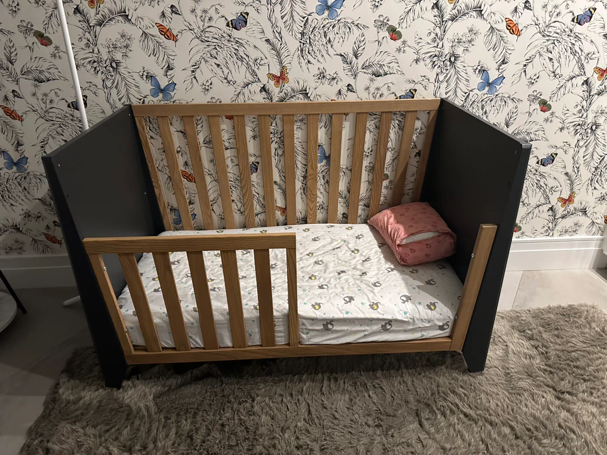 Transition crib and toddler bed with matching dresser - photo 3