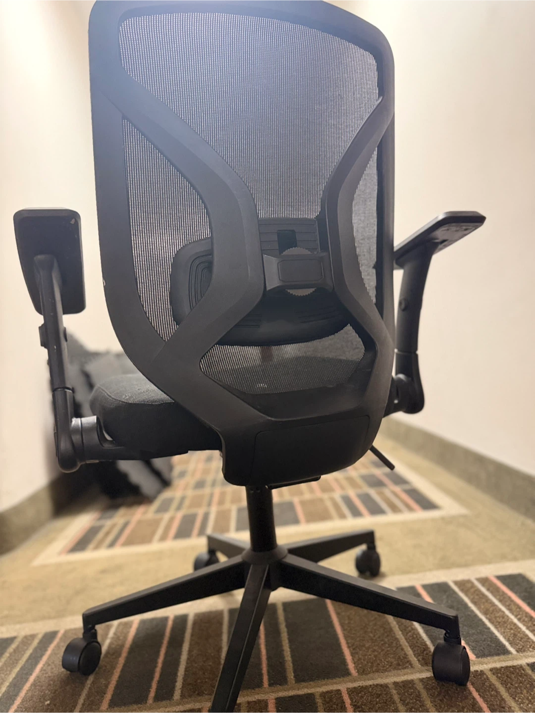 Black Mesh Office Chair - photo 2