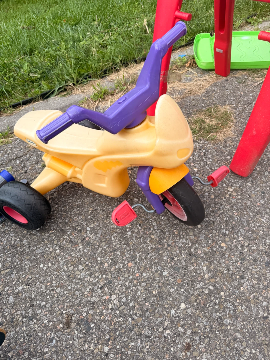 Little Tikes Cozy Coupe & Step2 Easel - photo 2