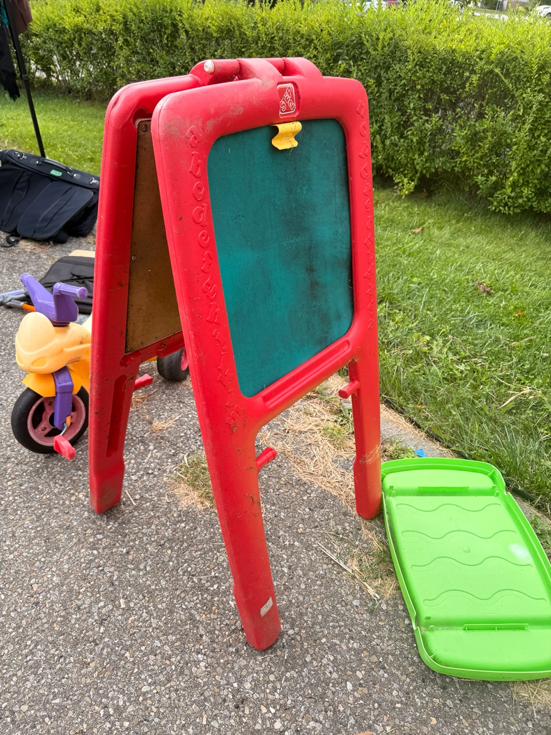 Little Tikes Cozy Coupe & Step2 Easel - photo 3