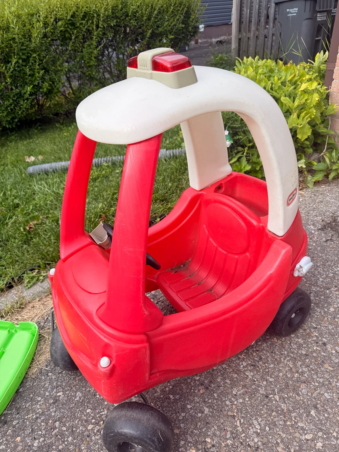 Little Tikes Cozy Coupe & Step2 Easel - photo 4