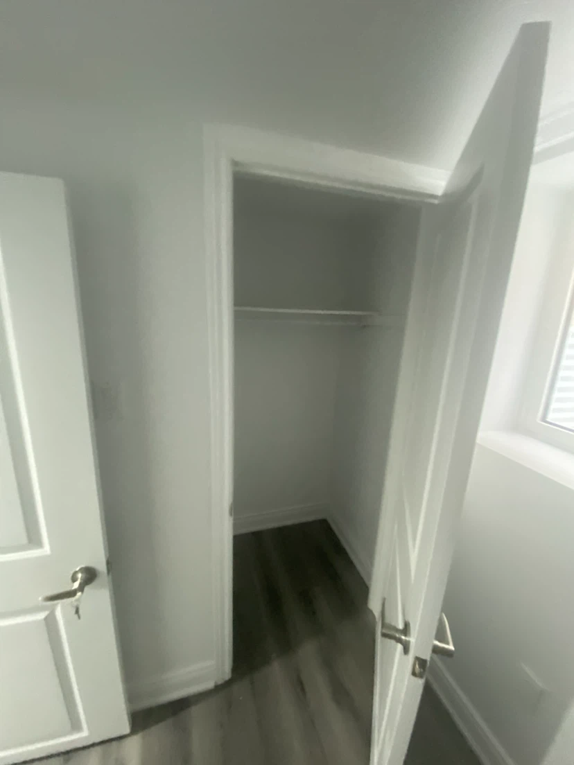 Legal basement apartment with large windows - photo 4
