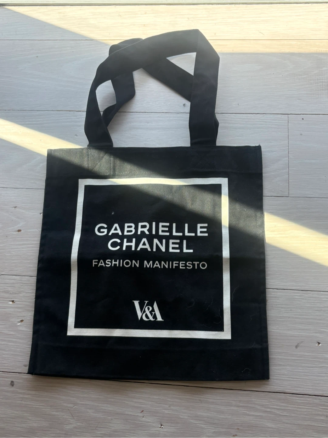 New Authentic CHANEL V&A Museum Exhibition Tote Black - photo 2