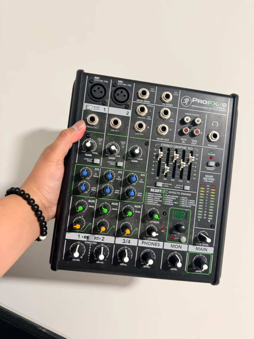 1 Behringer Eurolive B108D  + 1 Mackie ProFX4v2 mixer