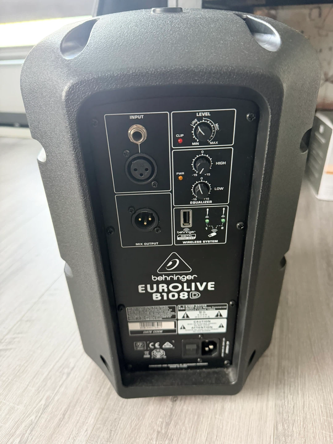1 Behringer Eurolive B108D  + 1 Mackie ProFX4v2 mixer - photo 2