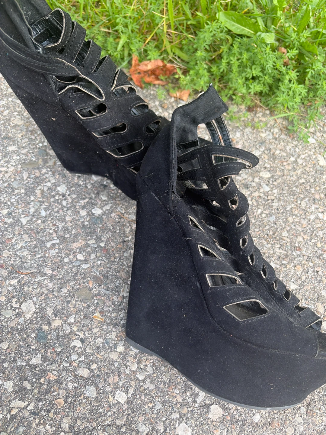 JustFab Black Suede Wedge Heels - photo 3
