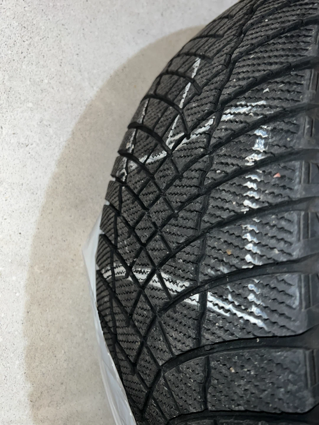 Motomaster Winter Tire 255/65R18 - photo 2