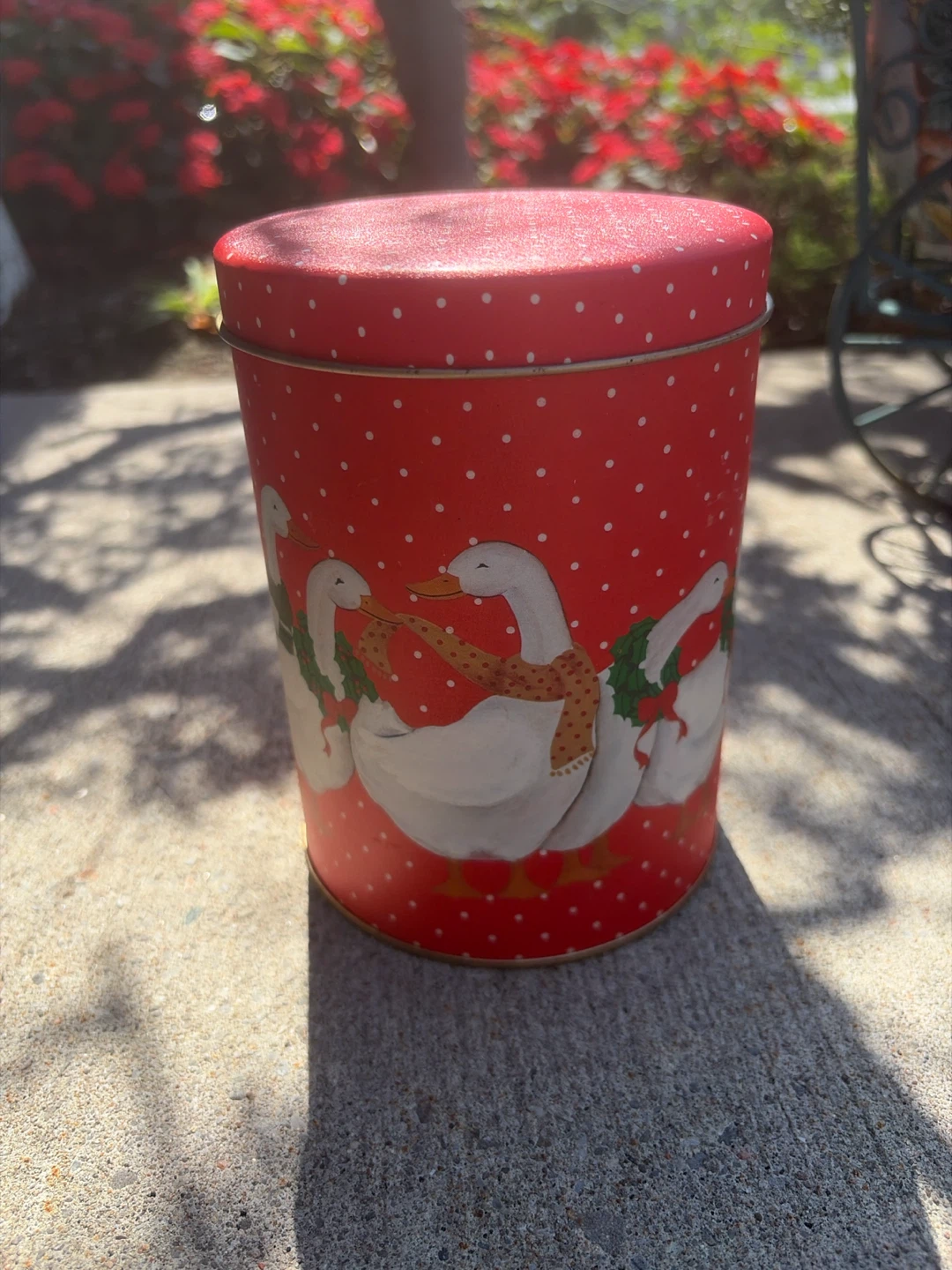 Decorative tin with geese design