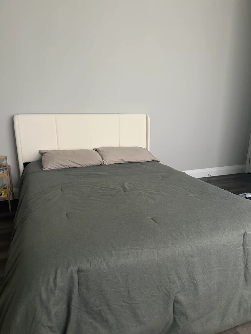 Wayfair bed with mattess $400 without mattress $300