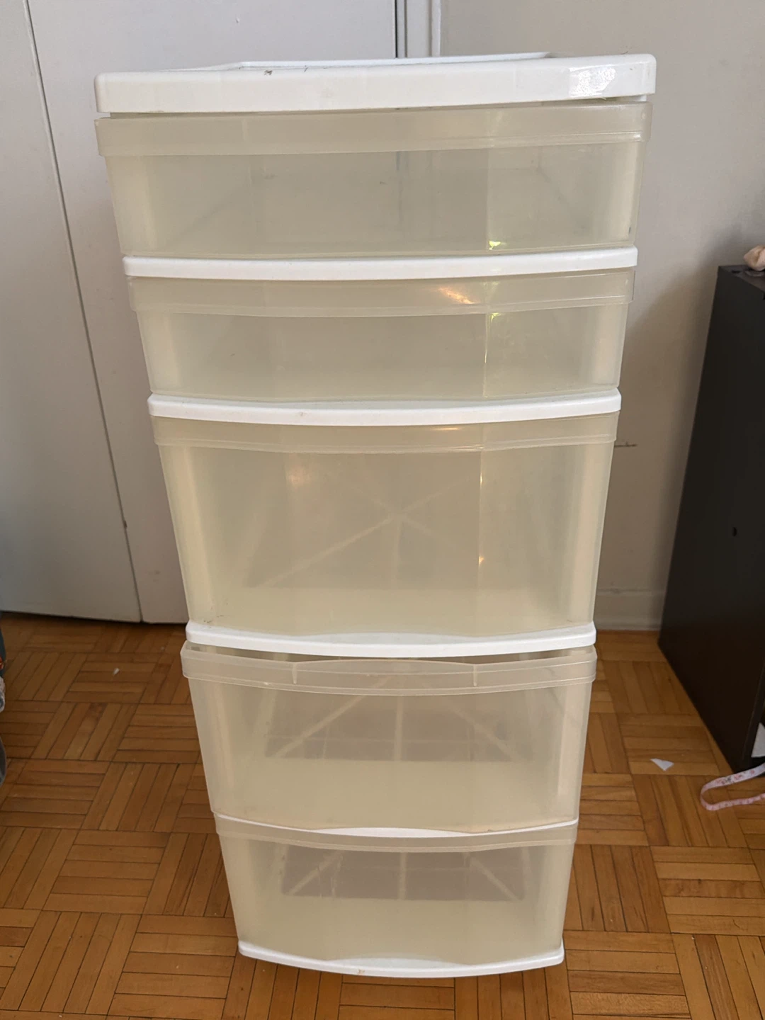 Plastic 5-drawer storage unit on wheels- Need to gone ASAP