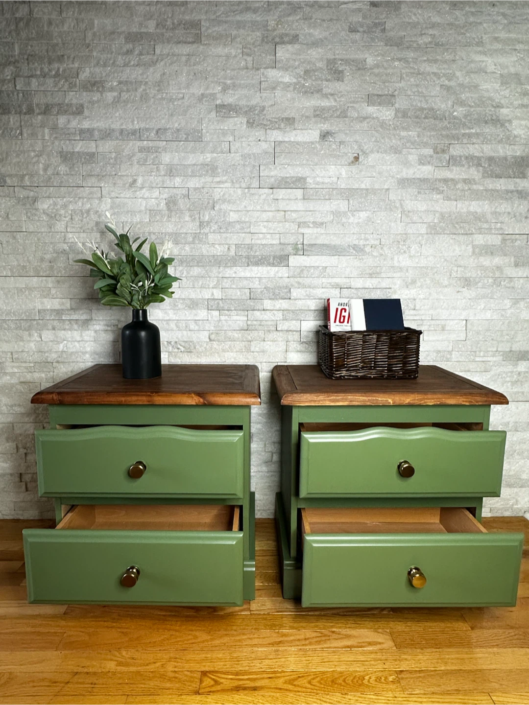 Beautiful  Pair of Nightstands - photo 2