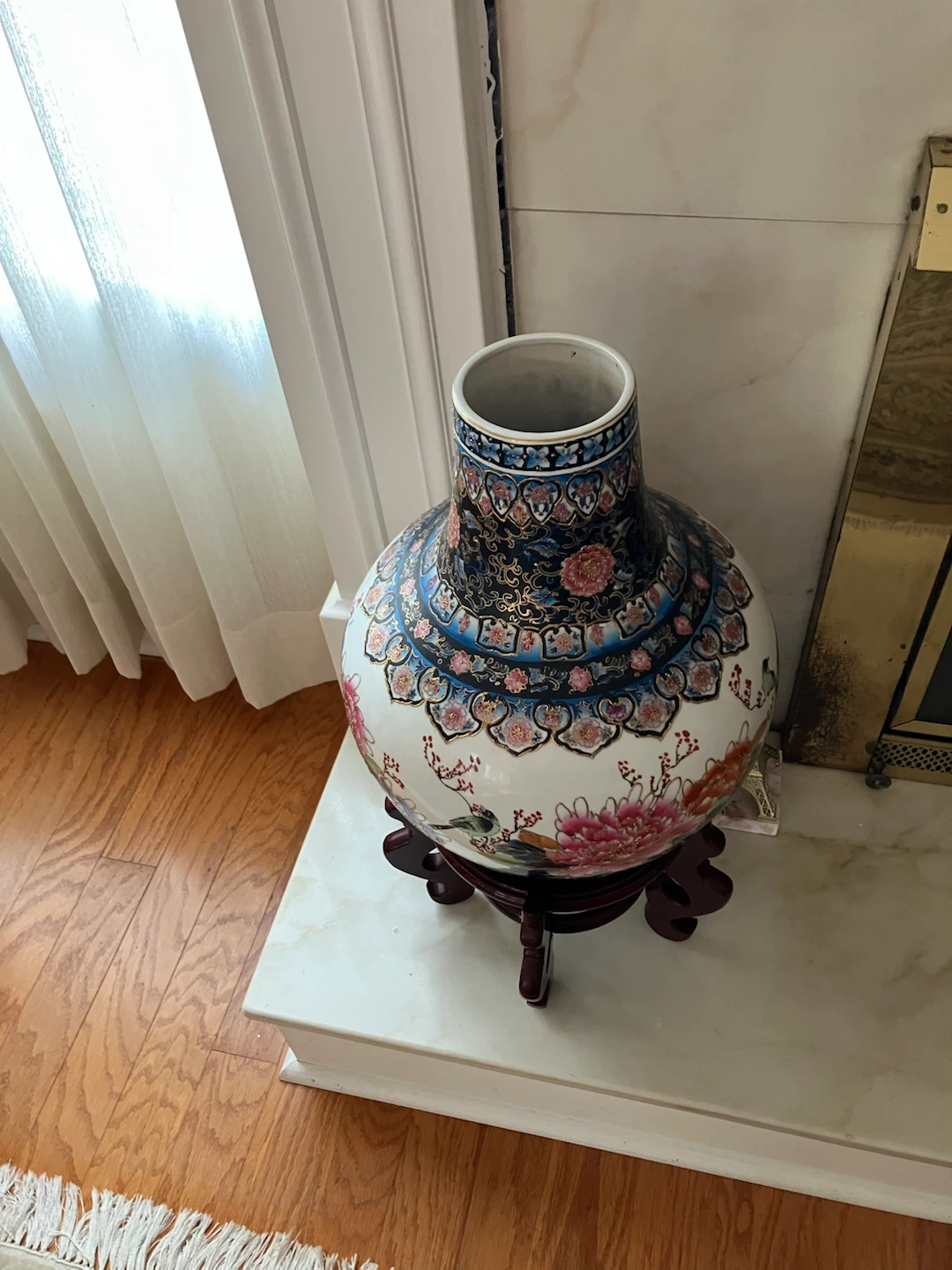Oriental vase on a stand