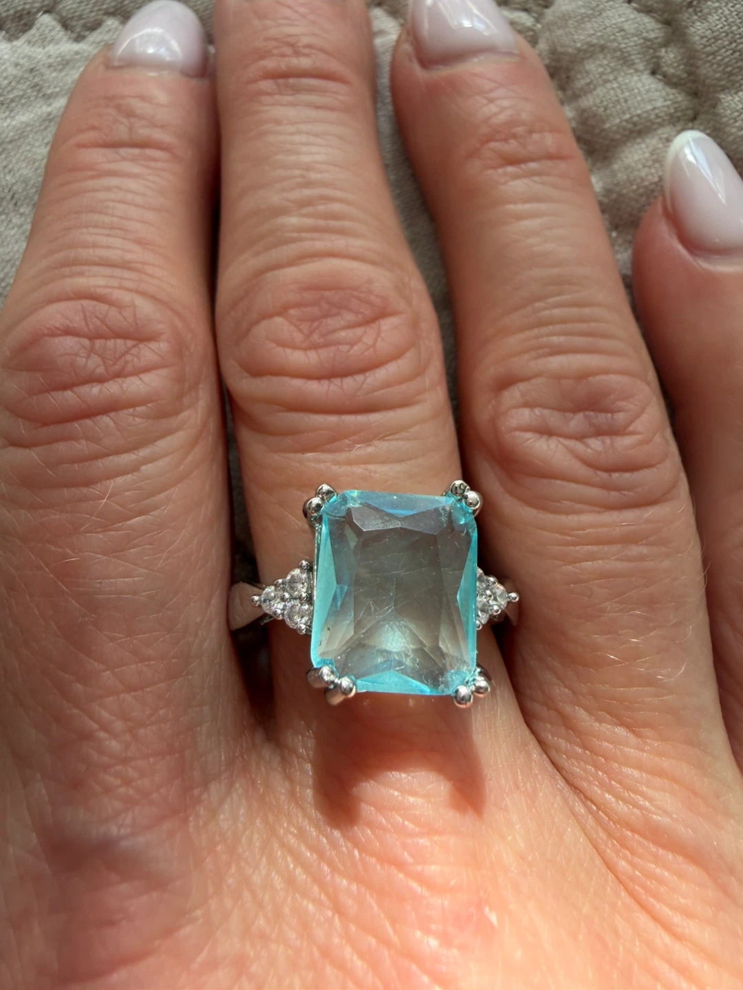 New 925 blue topaz ring (size 7,8 )