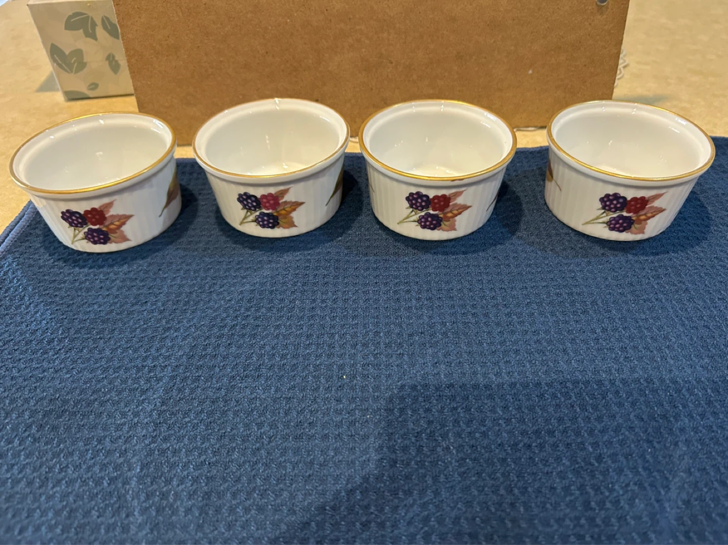 4x Royal Worcester Evesham Ramekins with Berry Design - photo 2