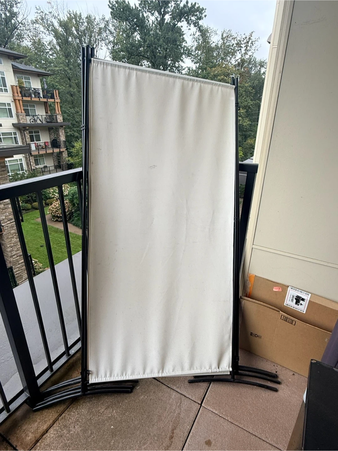 Partisan/White Outdoor and indoor Privacy Screen