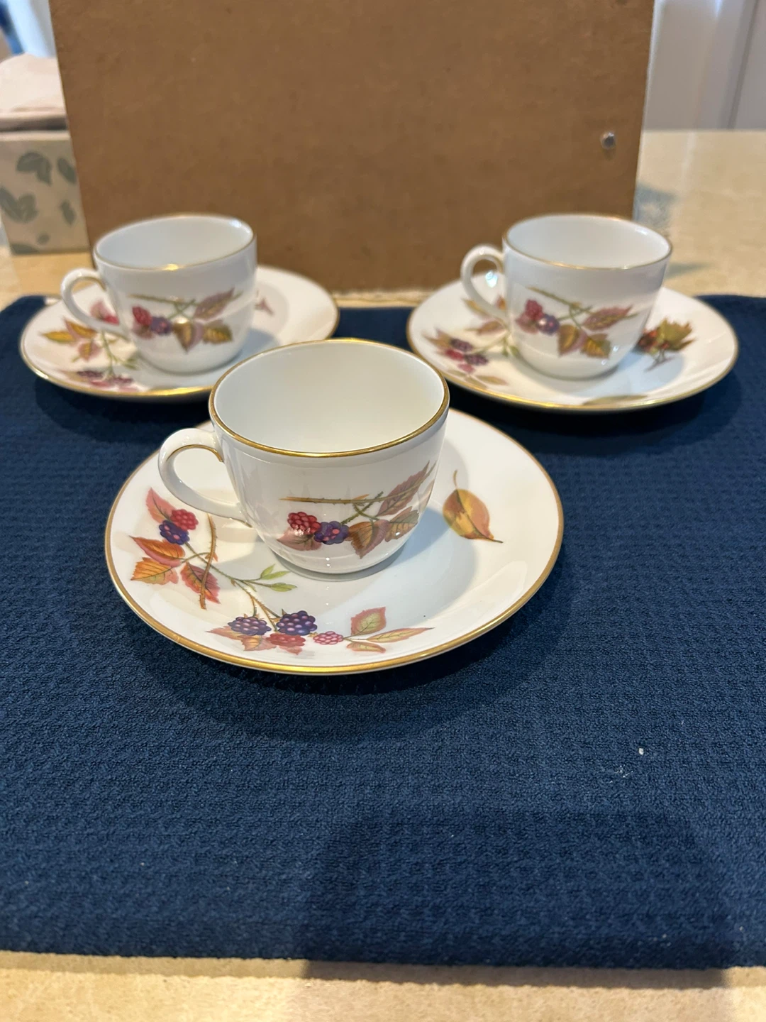 Royal Worcester Evesham Porcelain Tea Cups and Saucers Set - photo 2