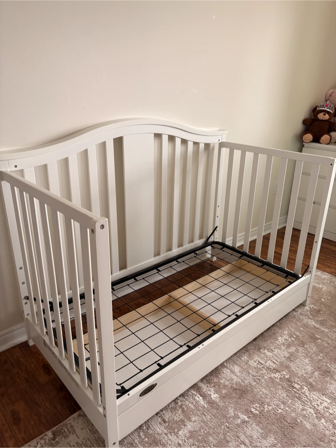White Graco Convertible Crib - photo 2