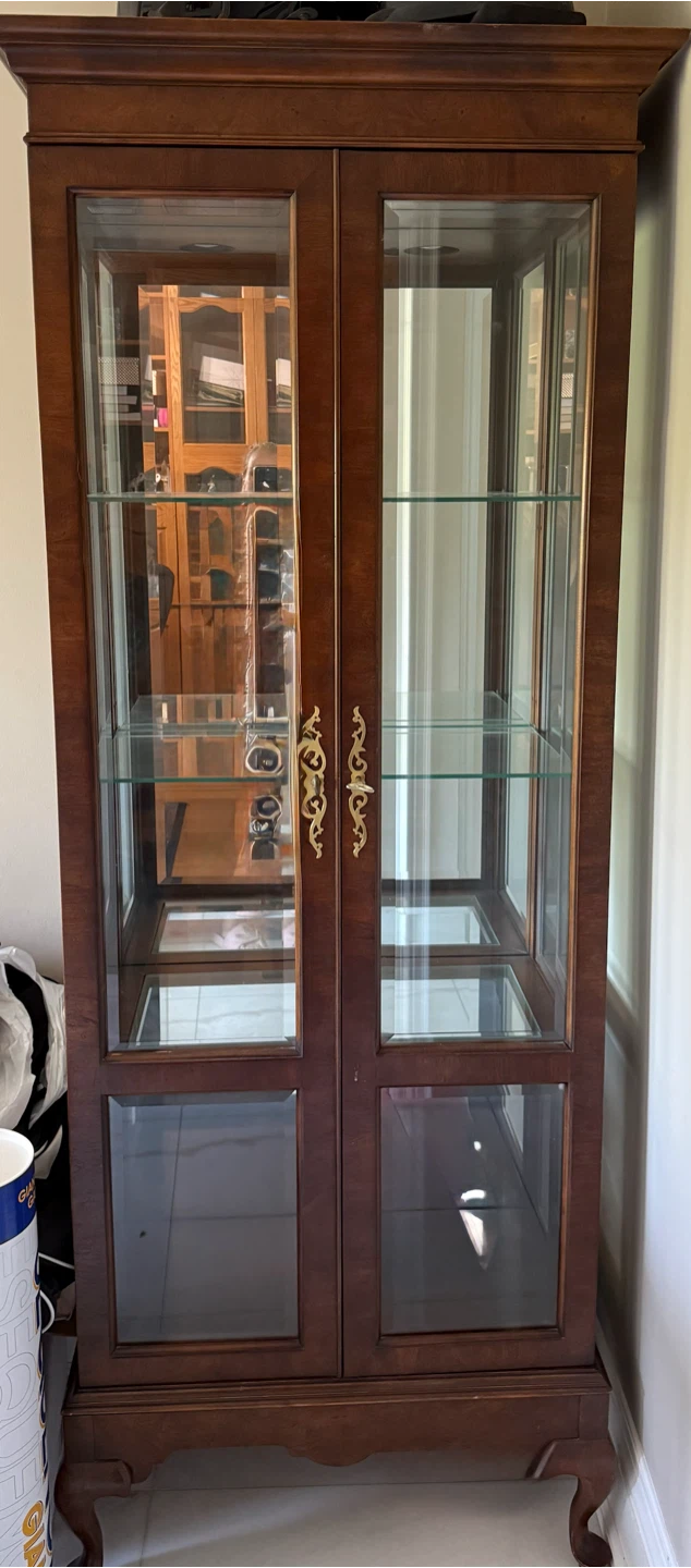 Hekman made curio cabinet with Key and inner lighting