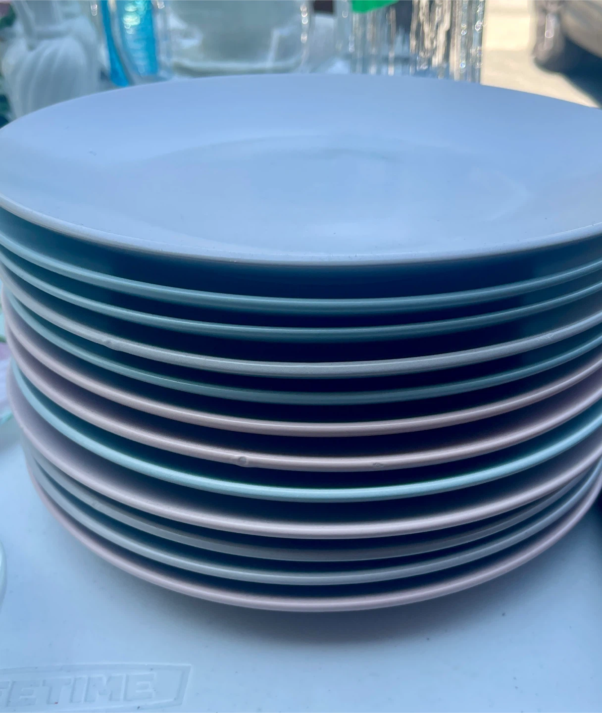 8 plates, 4 frosted bowls, 3 square bowls. Salt & pepper shaker