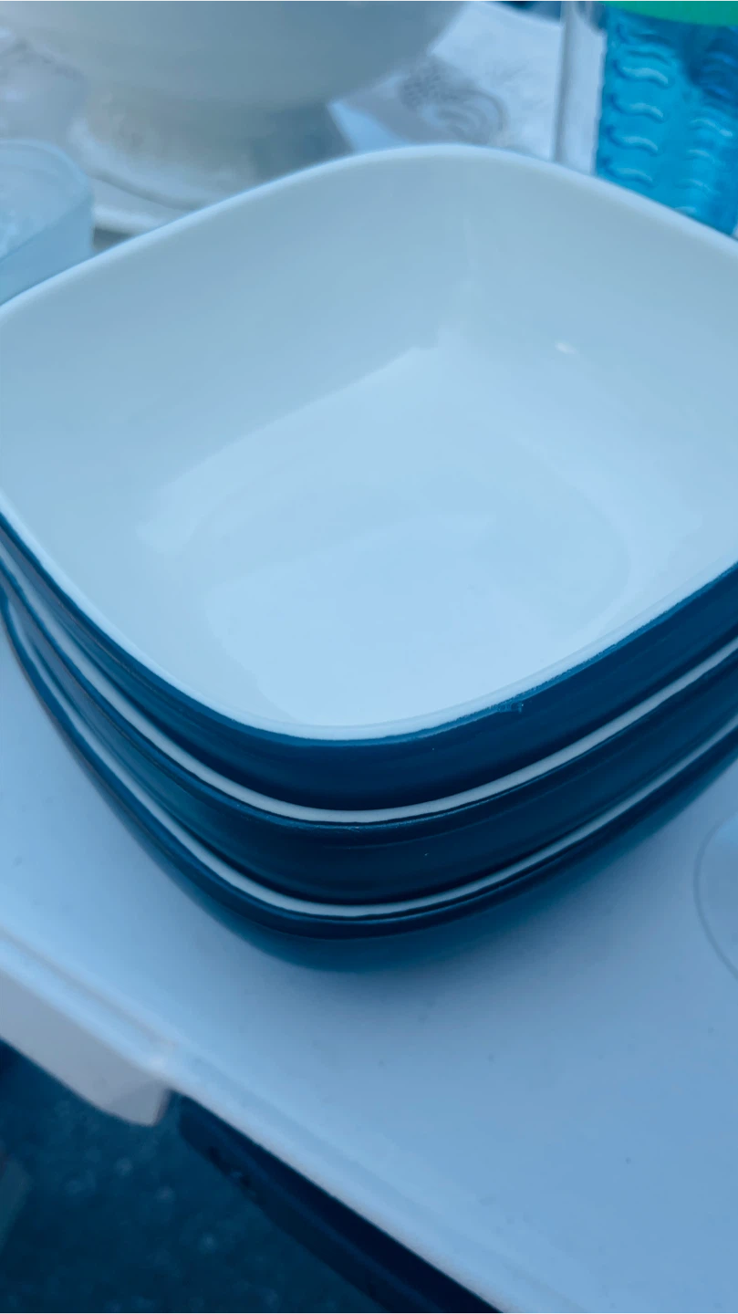 8 plates, 4 frosted bowls, 3 square bowls. Salt & pepper shaker - photo 3