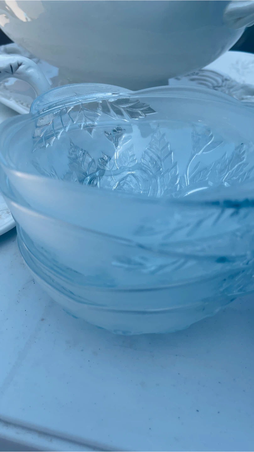 8 plates, 4 frosted bowls, 3 square bowls. Salt & pepper shaker - photo 4