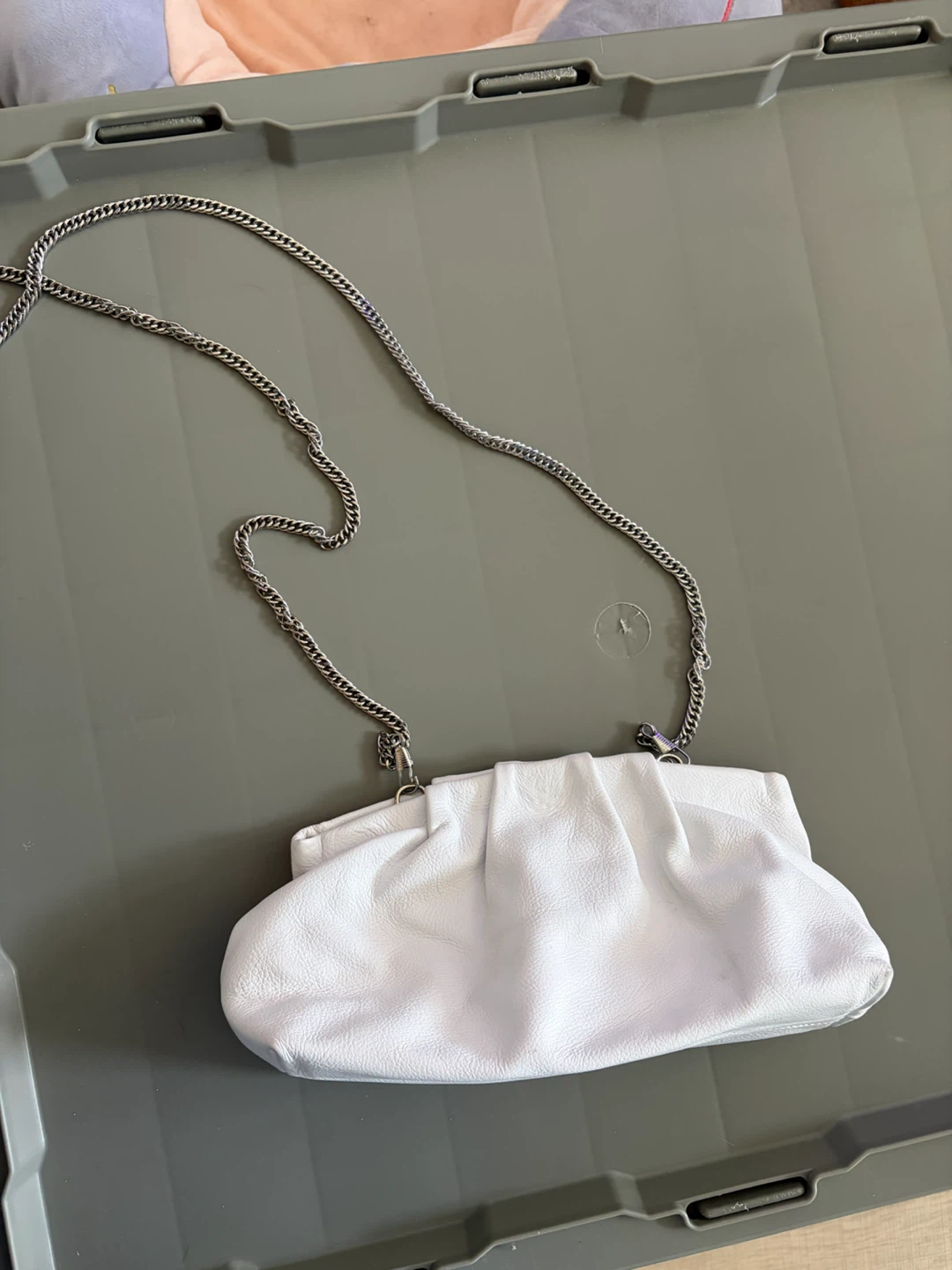 Small white purse with chain - photo 2