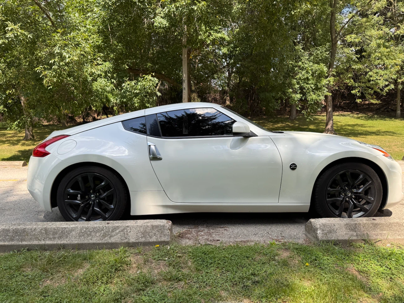 White Nissan 370Z