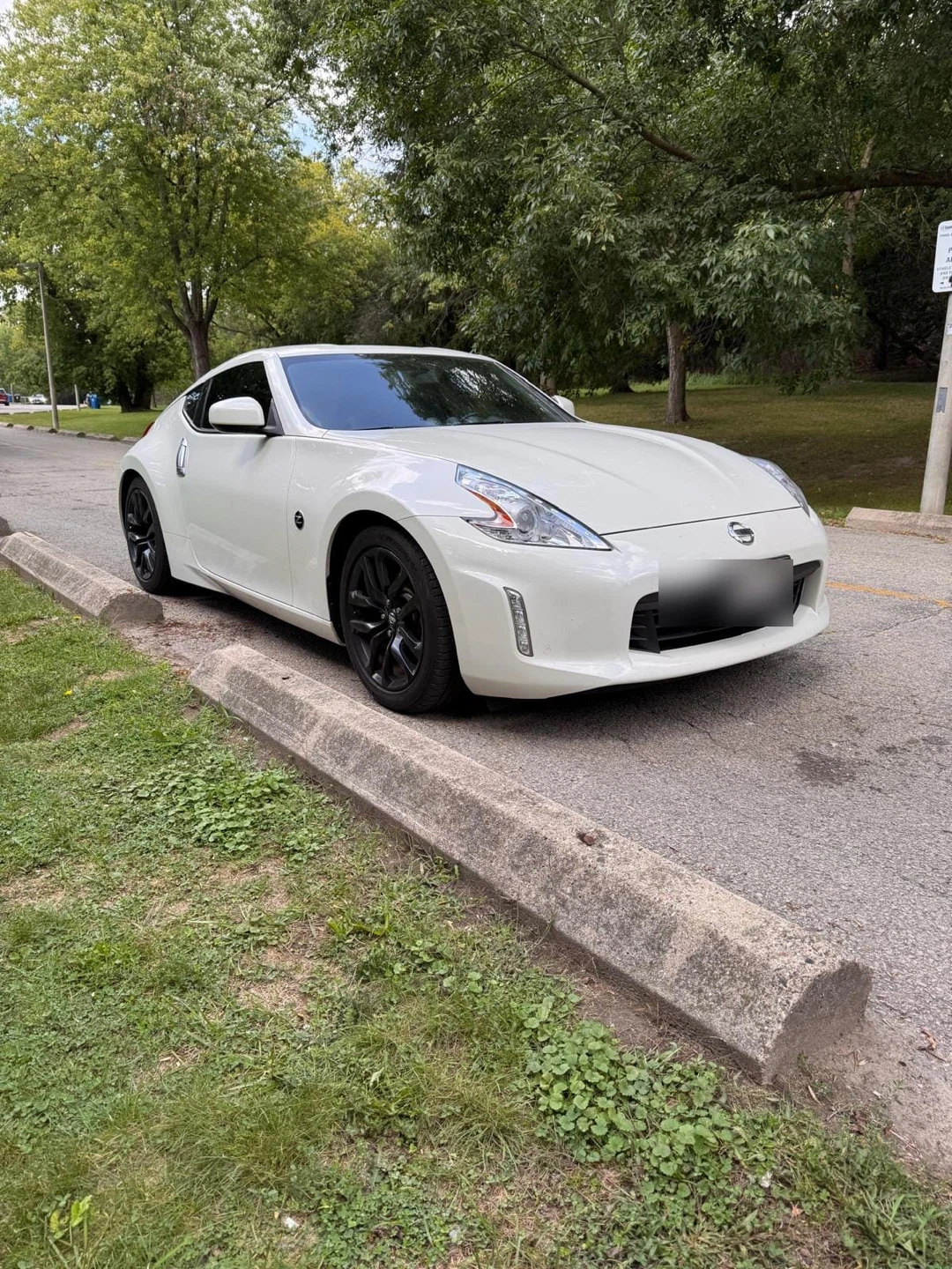 White Nissan 370Z - photo 4