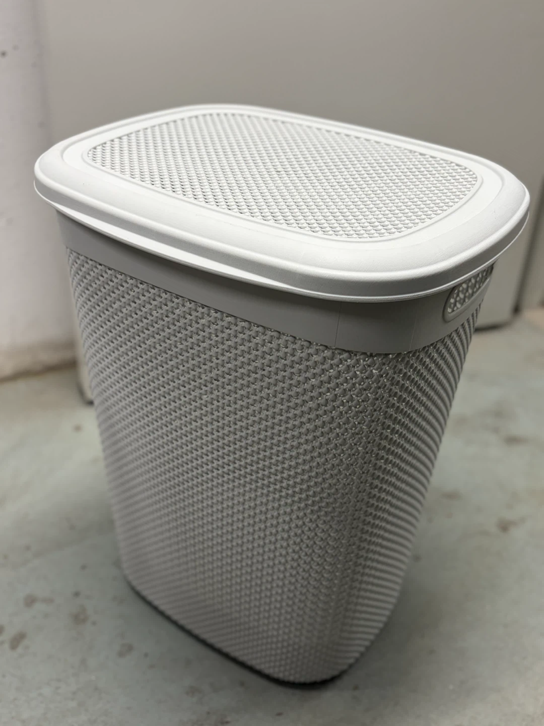 Tall plastic laundry Hamper