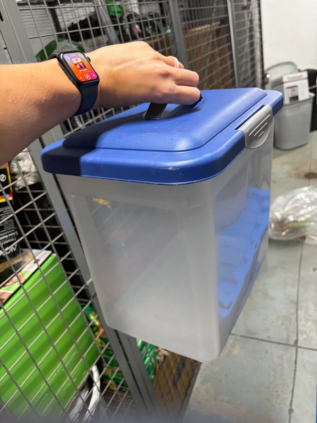 ~ 4L storage container w/ damage