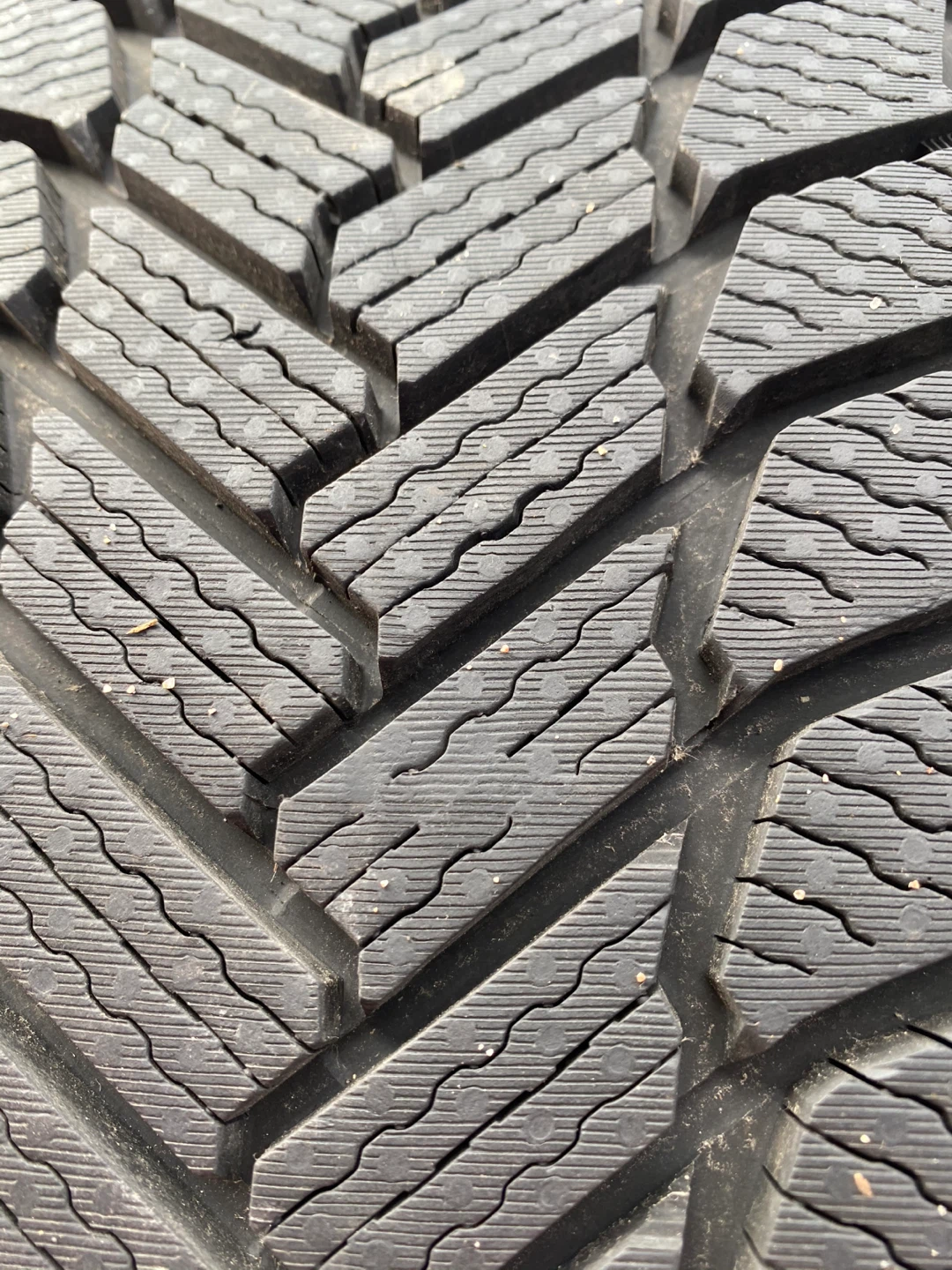 98% 255/40/19 Michelin x ice snow winter tires - photo 4
