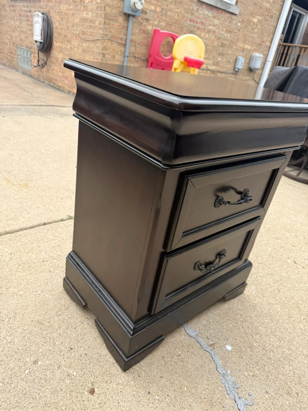 Classic 2-Drawer Nightstand / End Table for Sale! - photo 4