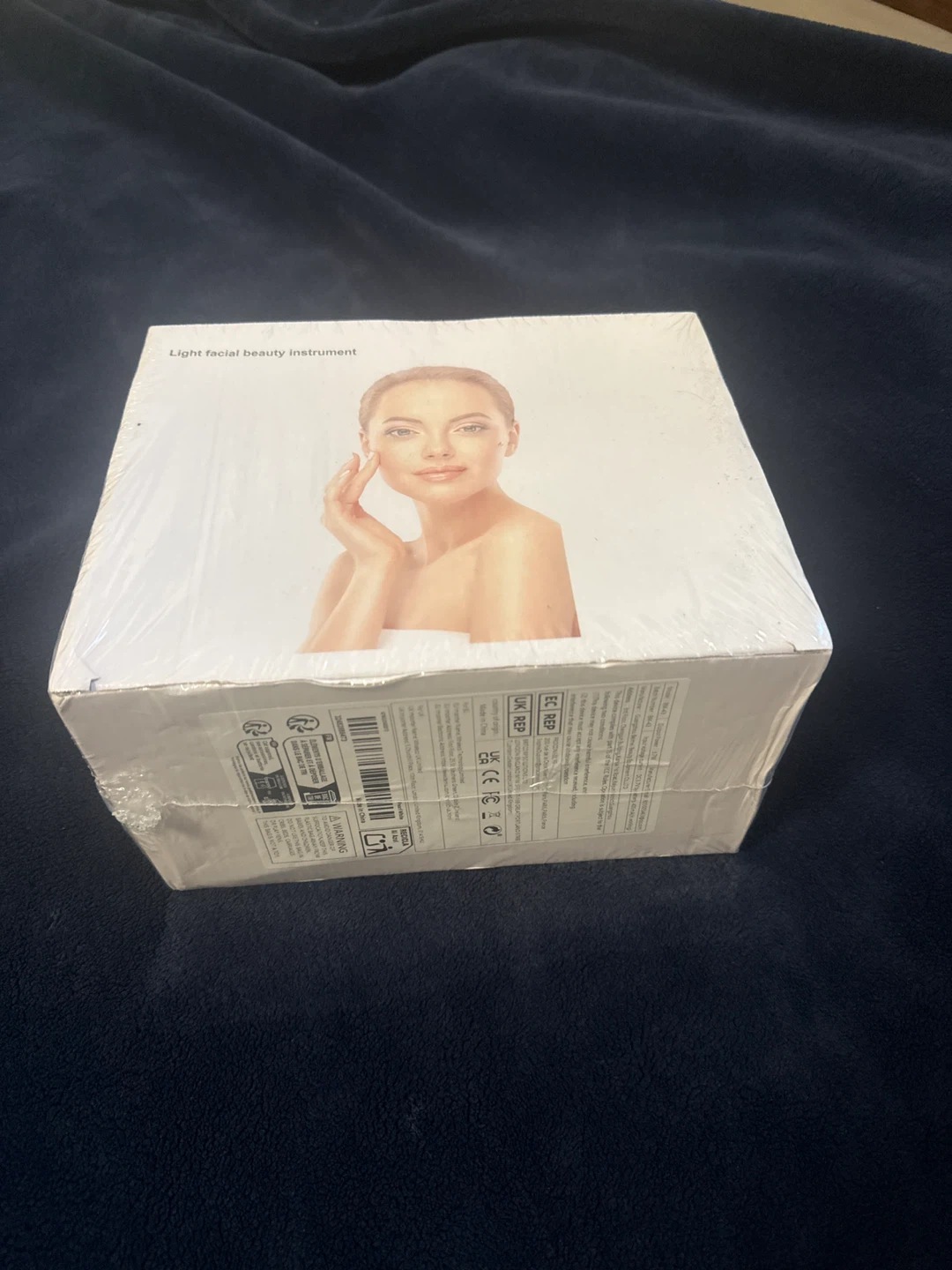 Light facial beauty instrument