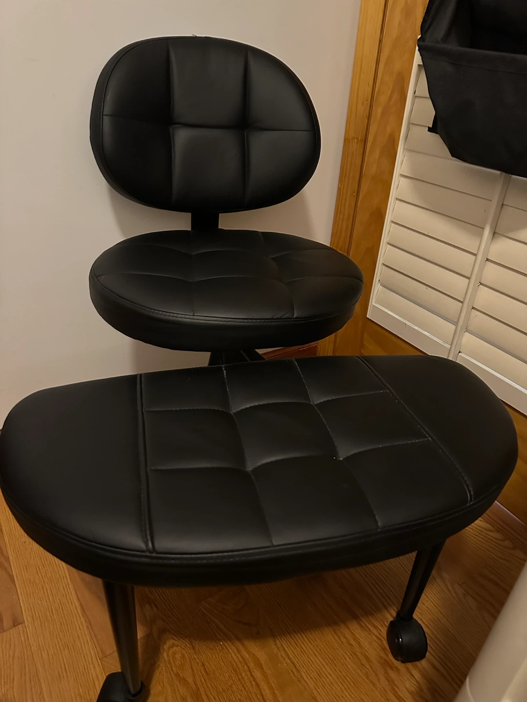 “Light used” Ergonomic Cross-Legged Kneeling Chair with Wheels