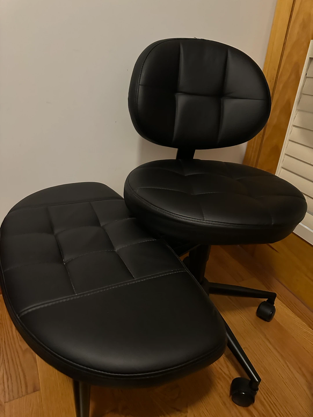 “Light used” Ergonomic Cross-Legged Kneeling Chair with Wheels - photo 5
