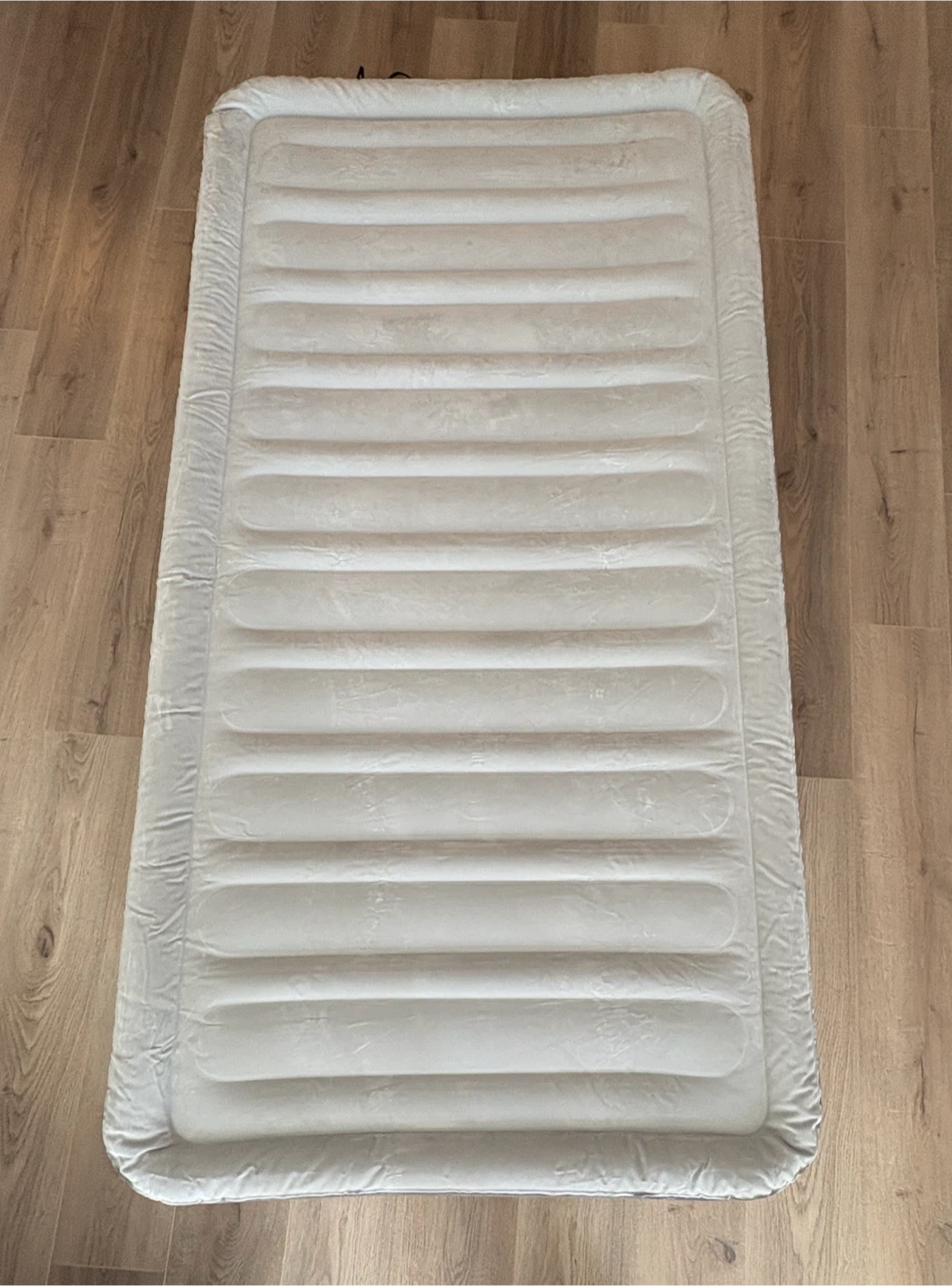 BRAND NEW TWIN AIR MATTRESS WITH BUILT-IN PUMP