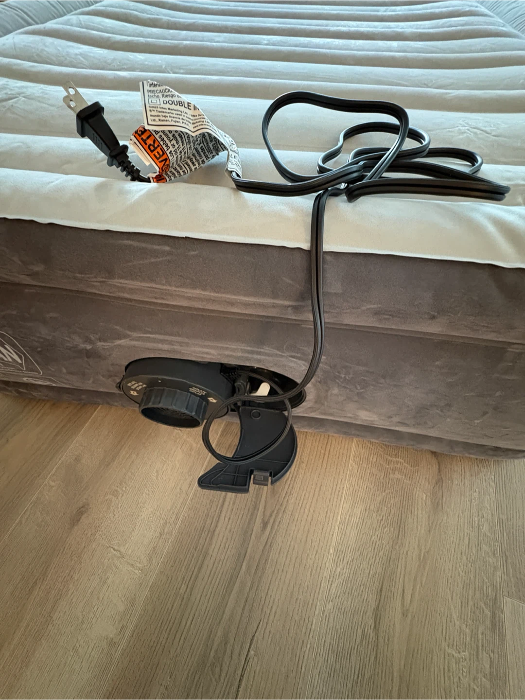 BRAND NEW TWIN AIR MATTRESS WITH BUILT-IN PUMP - photo 2
