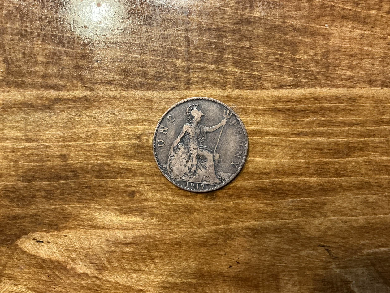 1917 Britain One Penny Coin ! - photo 3