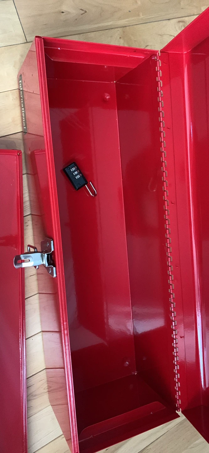 Red Metal Toolbox with lock - photo 4