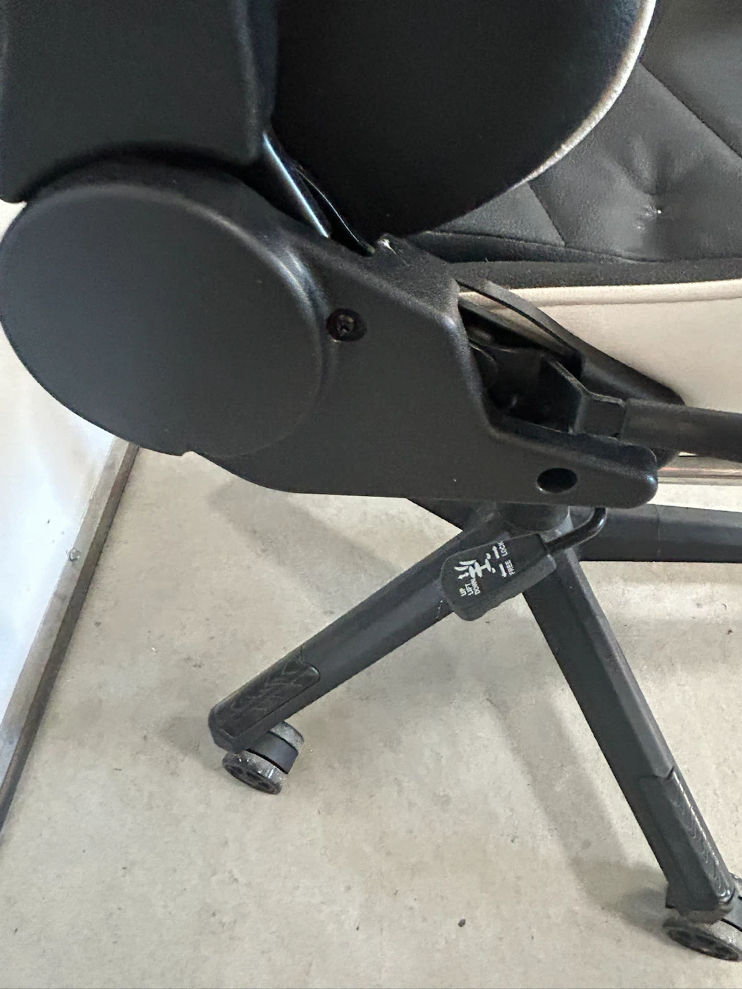 HAWGUAR Gaming Chair - Black and White - photo 5