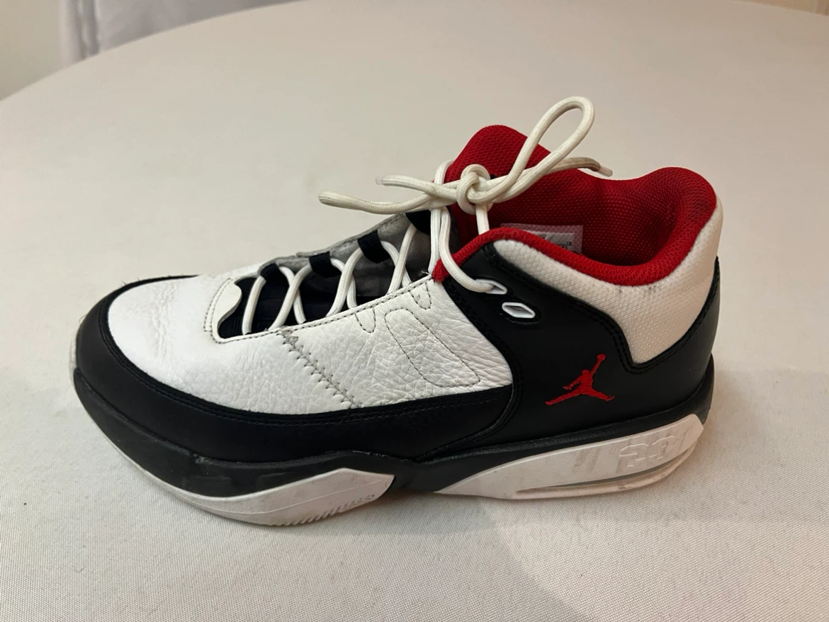 8.5 / Men’s Nike Air Jordan Max Air Aura 3 Shoes