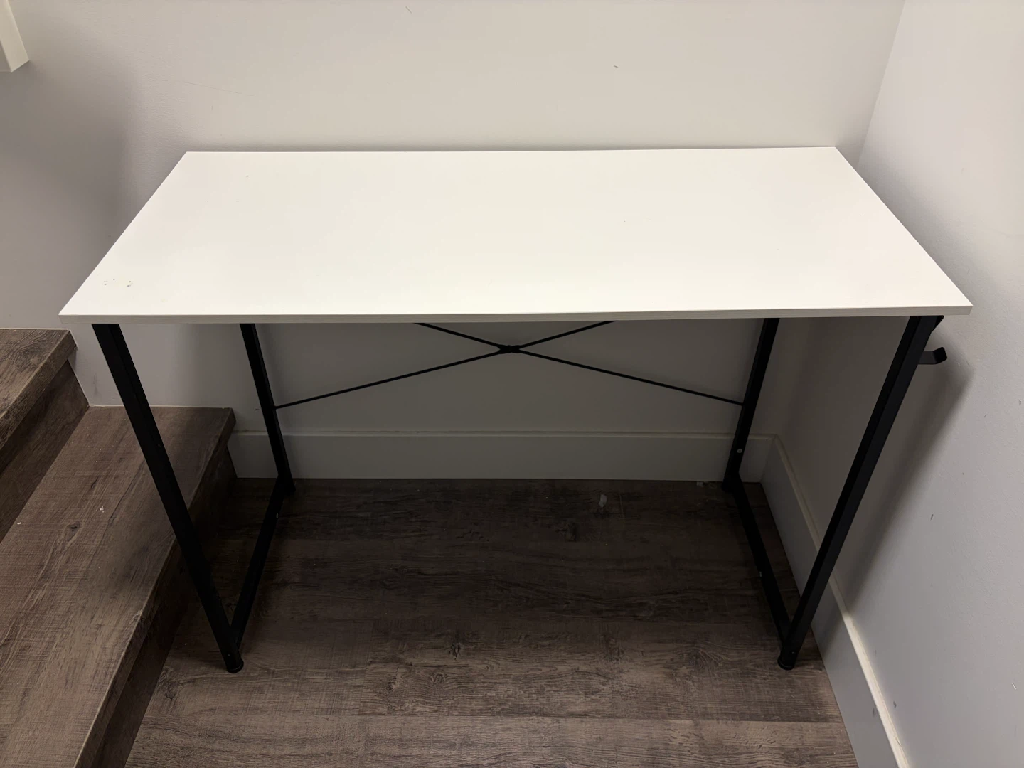 desk in white