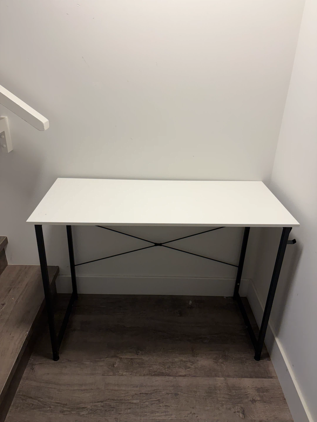 desk in white - photo 2