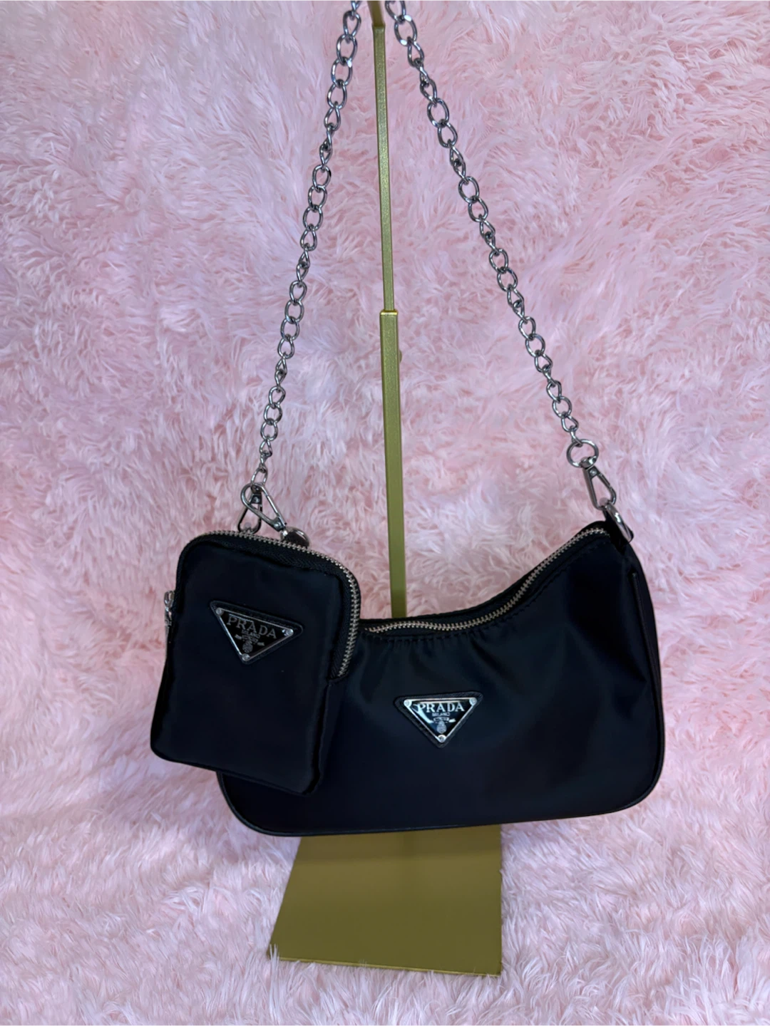 Prada en bolsa cubre polvo