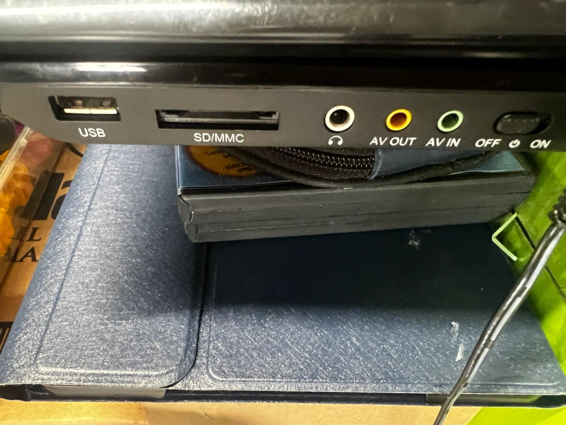AKAI 9" Portable DVD Player AKPDVD901 - photo 4