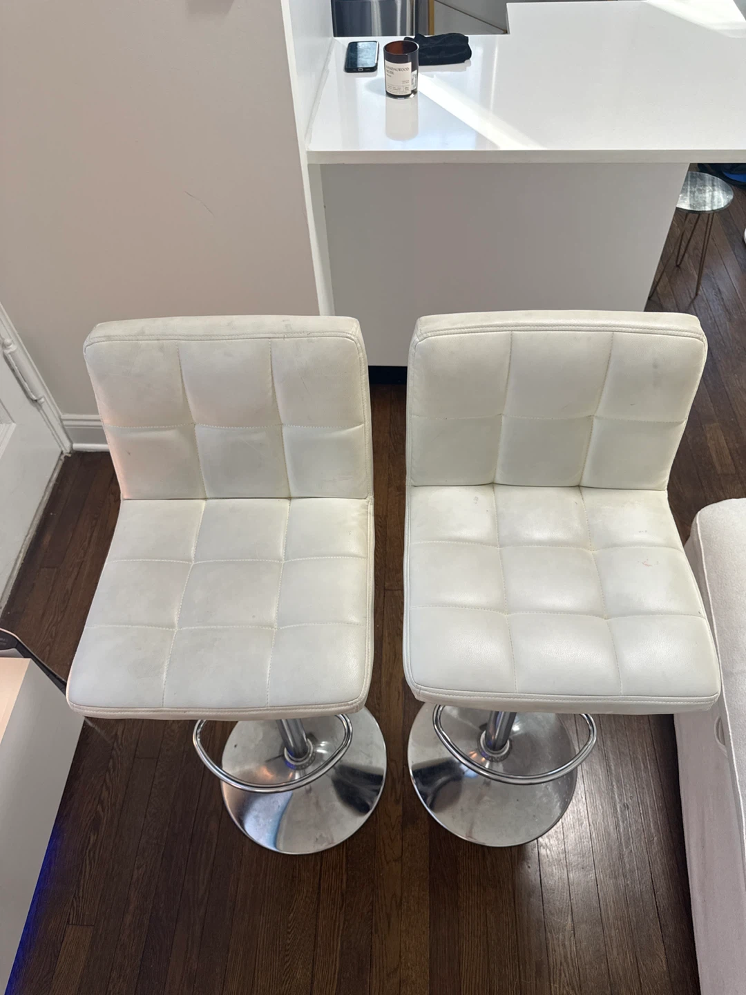 2 white bar stools - photo 2