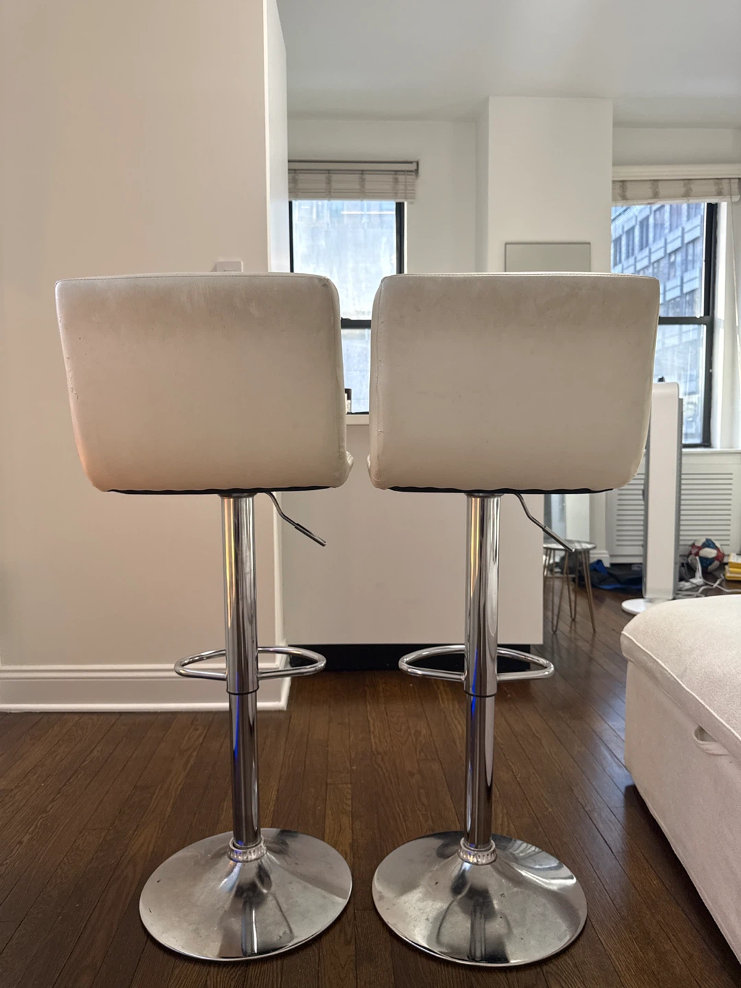 2 white bar stools - photo 5