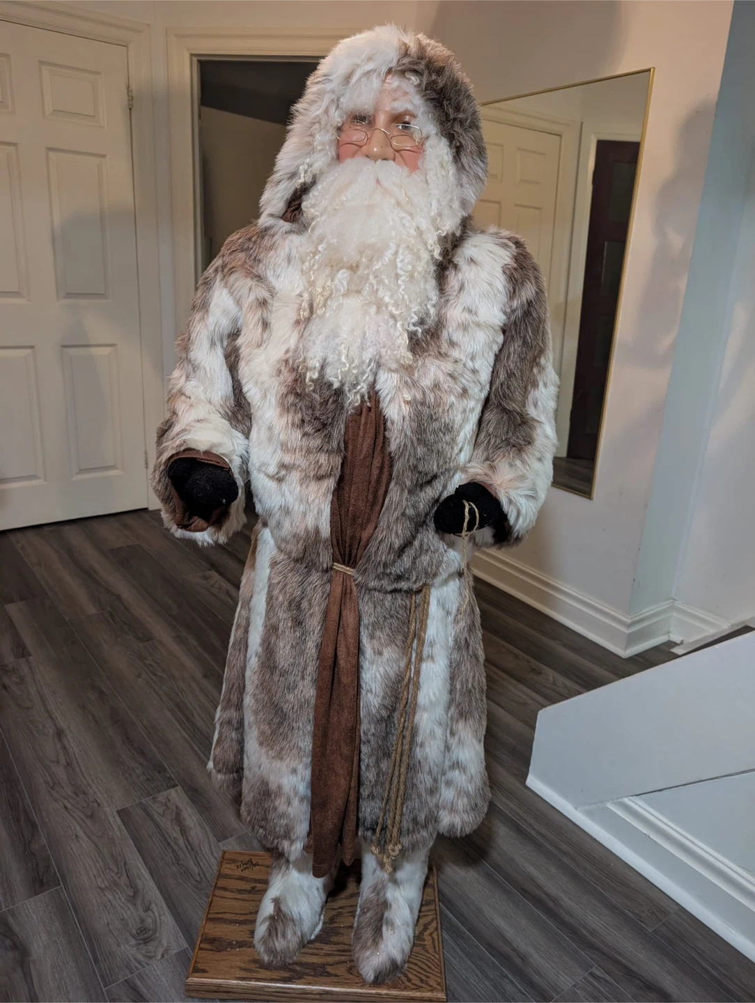 2 Animated Santa Claus Figure with Tree